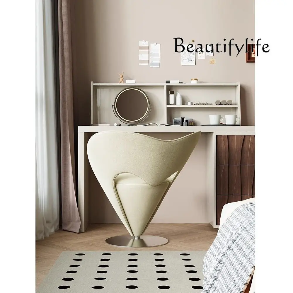

Chic French Single Sofa Chair: Heart-Shaped Makeup Stool for Women - Luxurious Tapered Design, Premium Princess-Inspired Seating
