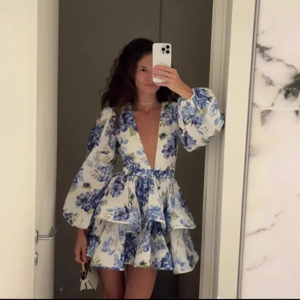 Vestido em camadas com estampa floral de verão 2025 com decote em V e mangas lanterna