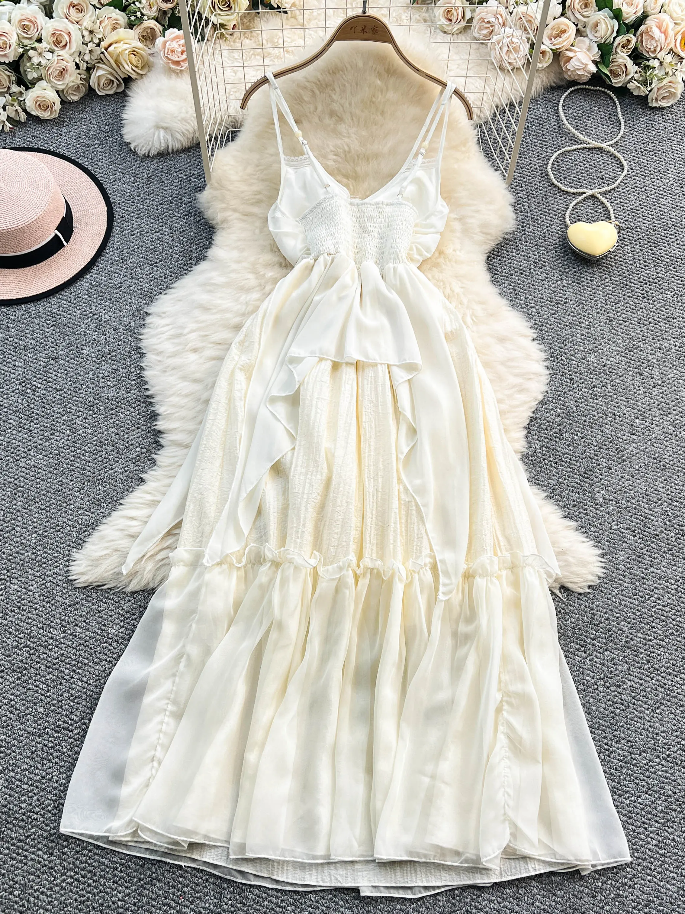 Elegante abito lungo bianco senza maniche con bretelle, vacanza al mare, boho, festa in spiaggia, matrimonio