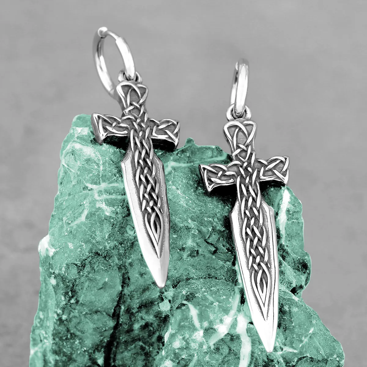 Pendientes colgantes de acero inoxidable con espada de victoria de guerrero vikingo nórdico, pendientes de runas Vintage, regalos simples para hombres y mujeres, venta al por mayor