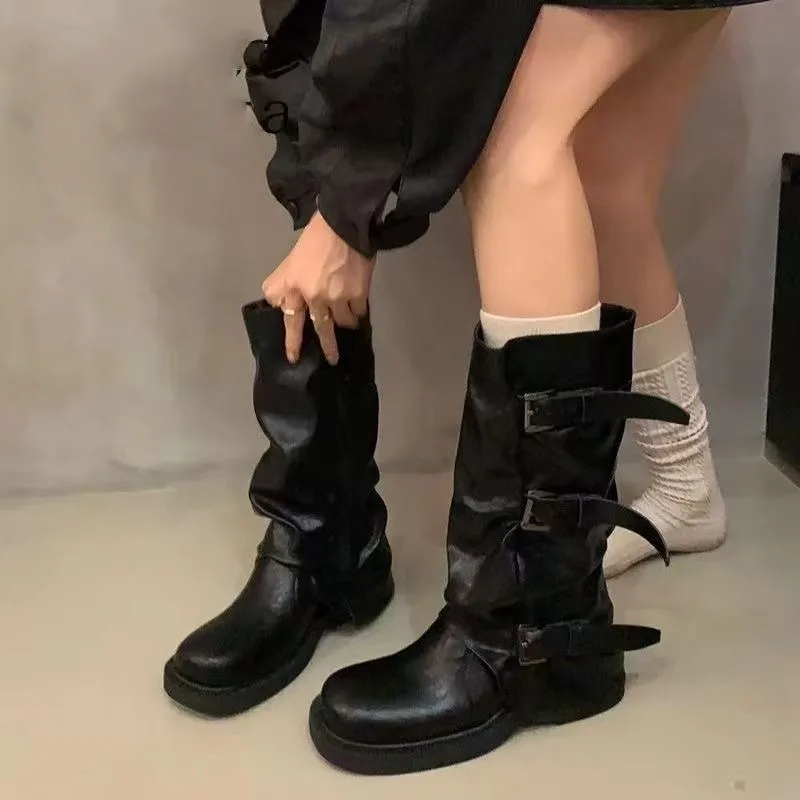 Bottines mi-mollet plissées pour femmes, avec boucle métallique multicolore, bout rond, plateforme épaisse, bottines tendance de style vintage en similicuir.