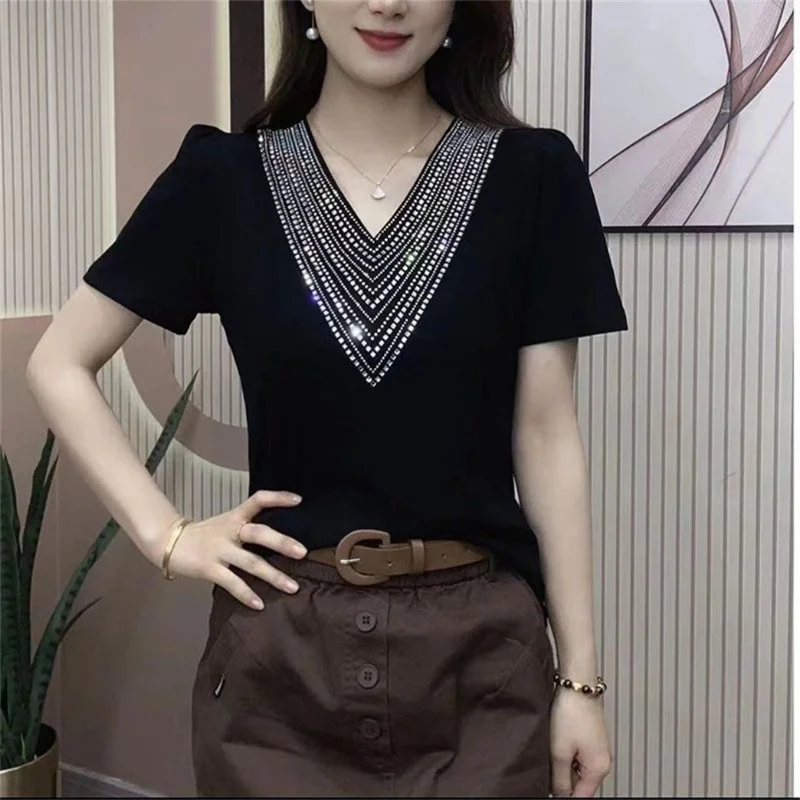 2024 Summer New Vintage Casual Thin Solid T-shirt Women\'s V-neck Diamond Fashion Korean Temperament Simple Slim Short Sleeve Top