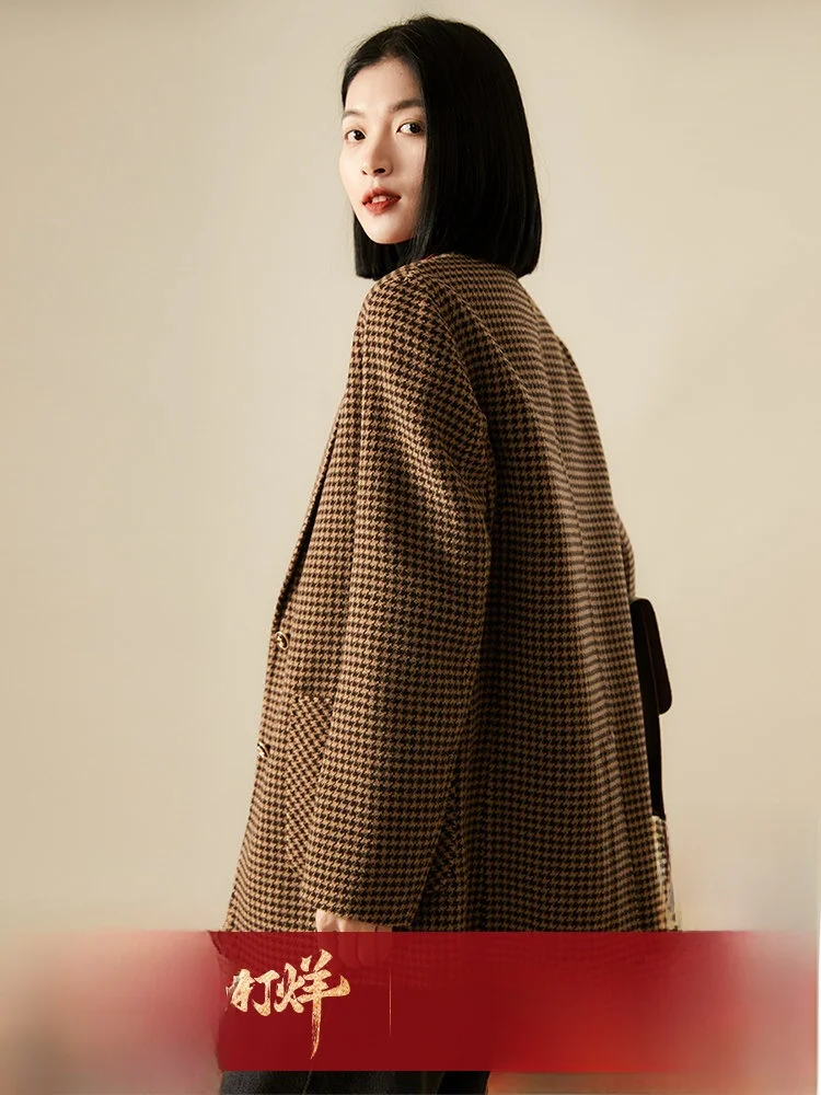 

Весна 2026: Женское пальто Xhange Ele Commuter из шерстяного вельвета с узором «шотландка» и длинными рукавами