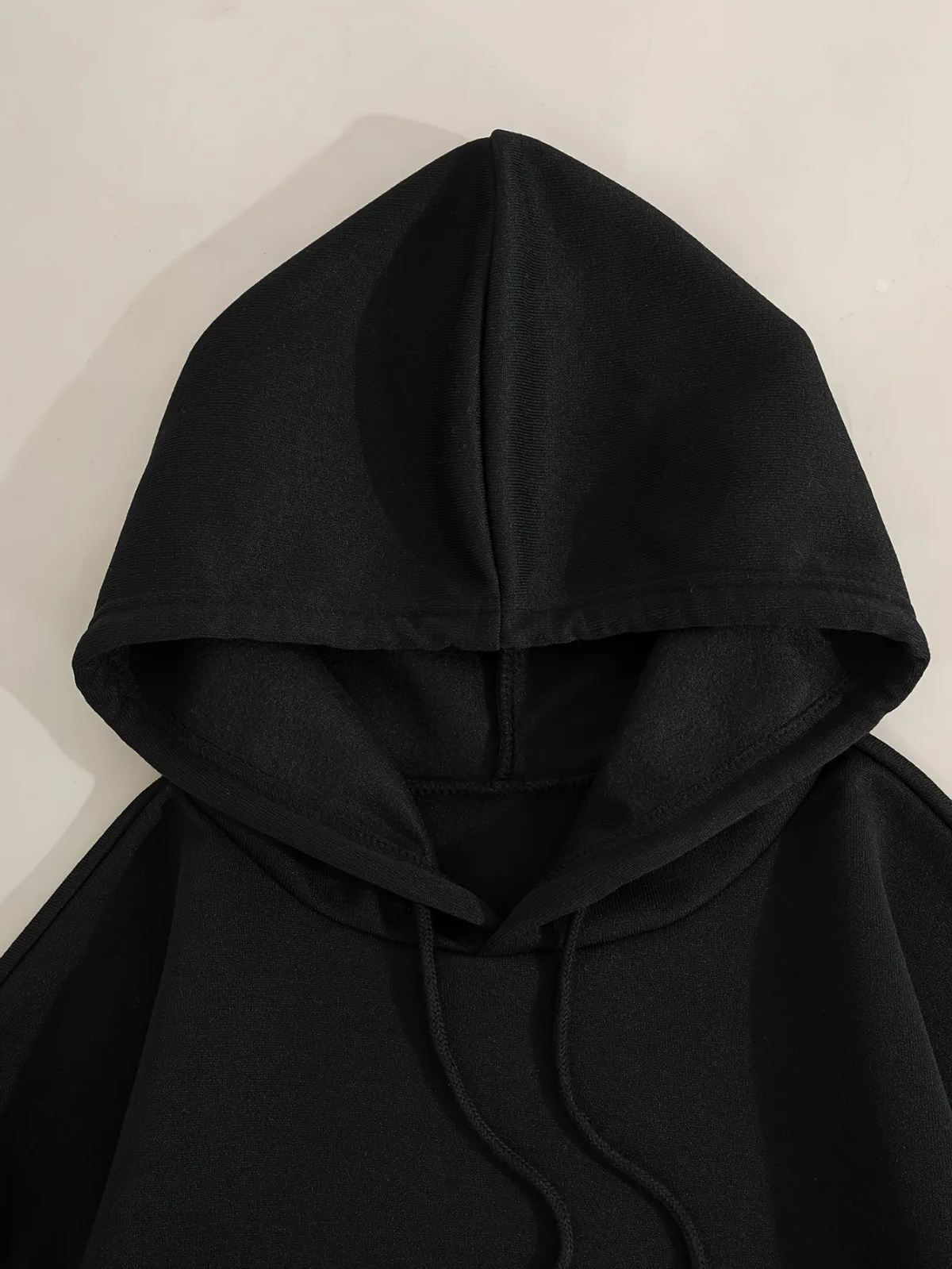 سويت شيرت بغطاء للرأس بجيب الكنغر للرجال مع سويت شيرت أسود مطبوع مناسب لأسلوب الشارع هدية مثالية للعطلات