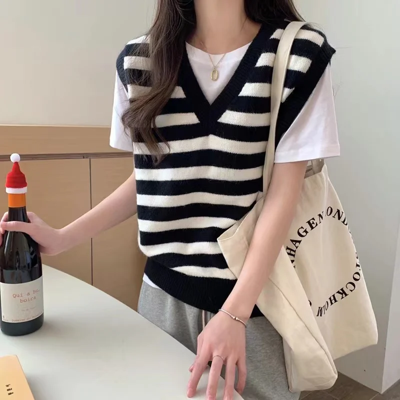 Women's knitted waistcoat V-neck loose sleeveless sweater folded tank top vintage black and white striped pure wool jacket