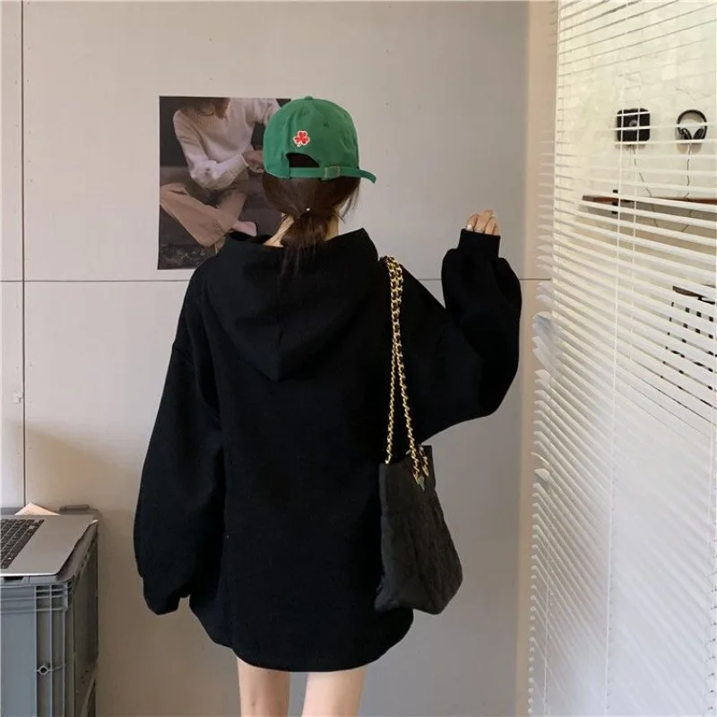 سويت شيرت بغطاء للرأس مطبوع عليه حروف سميكة للنساء موضة 2025 ملابس خارجية ملونة لطيفة جديدة في ملابس علوية بقلنسوة جمالية جديدة