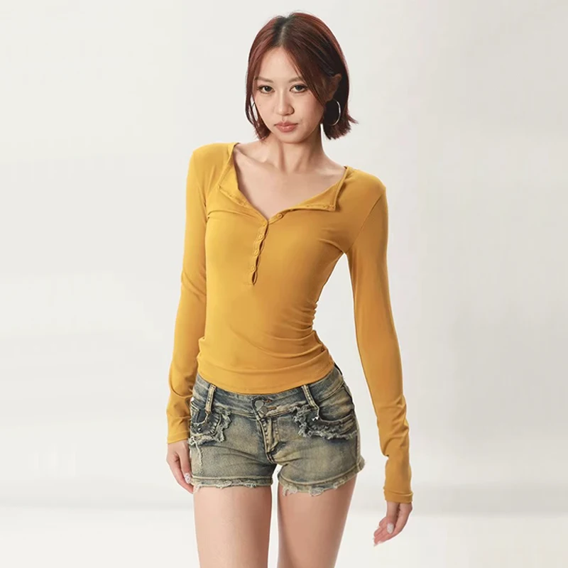 

Женский приталенный топ с длинными рукавами и планкой на пуговицах