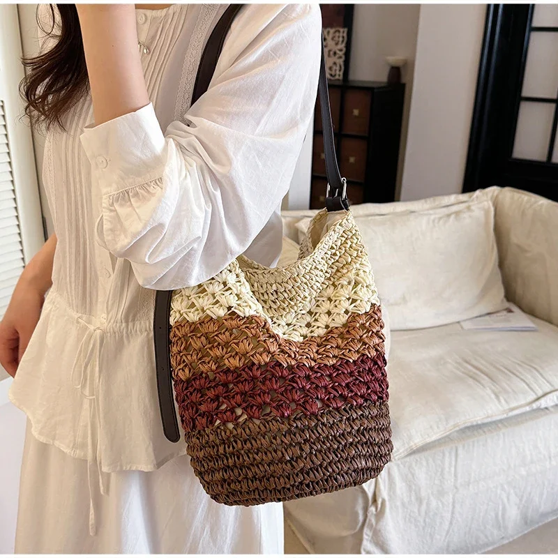 Gestreifte Colorblock-Strohtasche zum Umhängen, handgefertigte Bucket Bag für den Strandurlaub, Damen Sommer Casual Handtasche mit Farbkontrast – Detail 12