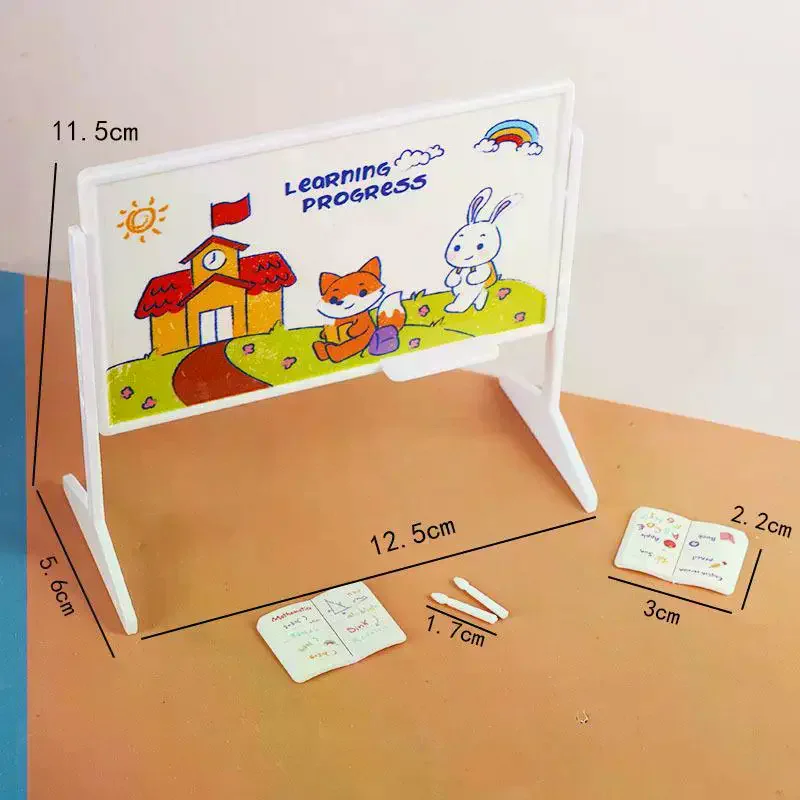 1:12 ตุ๊กตาจำลองขนาดเล็ก ชุดเฟอร์นิเจอร์ห้องเรียน โต๊ะ กระดานดำ กระเป๋าหนังสือ ของตกแต่งบ้าน ของเล่น อุปกรณ์เสริมบ้านตุ๊กตา