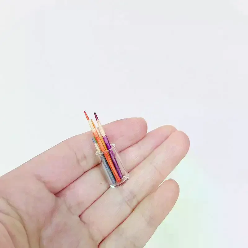 6Pcs Puppenhaus Lernen Szene Zubehör 1:12 Puppenhaus Miniatur Kleine Stift Tasse Halter Mit Farbe Bleistift