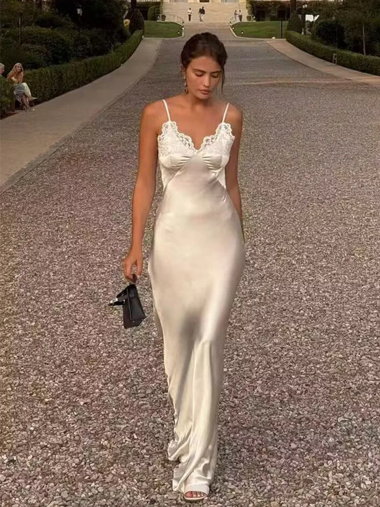 فستان نسائي صيفي جديد لعام 2026 بتصميم عصري برقبة على شكل V مع تطريز دانتيل ​ ​ فستان طويل من الساتان للنساء، أنيق وجذاب بظهر مكشوف، ضيق وبدون أكمام