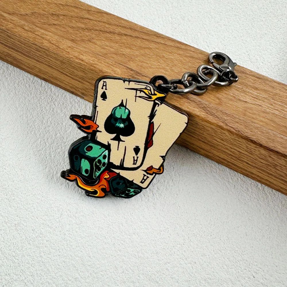 Retro-Schlüsselanhänger im dunklen Stil mit Spielkarten- und Würfel-Motiv, feuriger Ass-Schlüsselanhänger, Sammlerstück mit Gaming-Thema, einzigartiges Accessoire – Detail 5