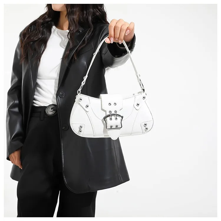 2025年新作 レディース スタッズ付きバイクバッグ、シックな調節可能なチェーンストラップ付きクロスボディバッグ、仕事やデートに使える多用途ショルダーバッグ