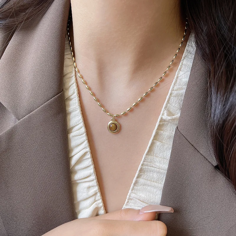 

Light Luxury Oval Tiger's Eye Stone Pendant Collarbone Necklace for Women Gold Small Rice Metal Chain Retro Pop Delicate Jewelry