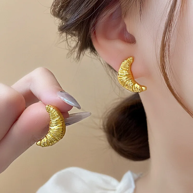 Vintage Gold Color Metal Croissant Earrings for Women Girls Texture Moon Shape Ear Studs Fashion Y2K Jewelry Party Gifts