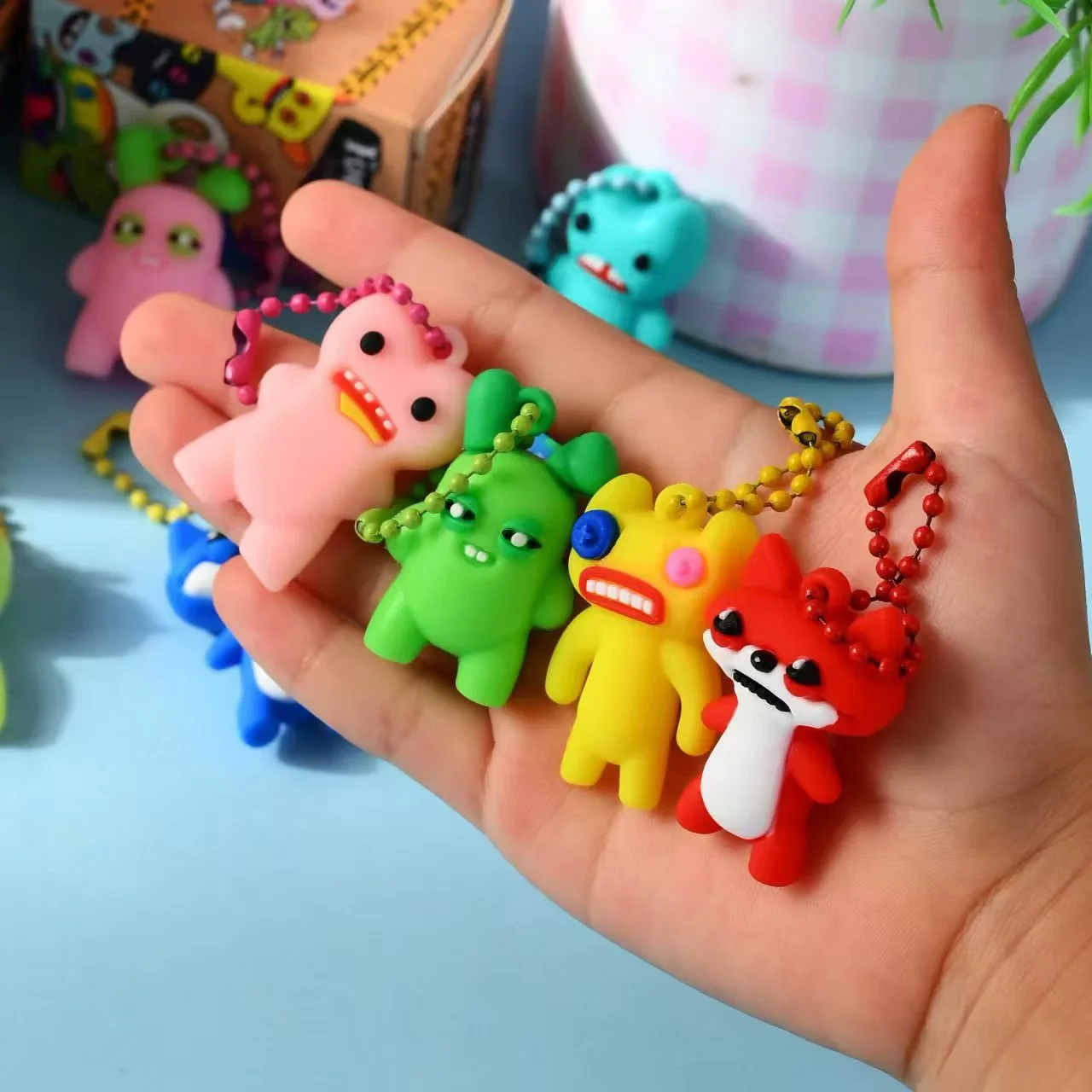 24 Stück Leuchtende Fuggler Blindboxen Lustige Hässliche Anhänger Schlüsselanhänger Zahnmonster-Puppe Taschenanhänger Geschenk Mystery Box Überraschungsfigur – Detail 5