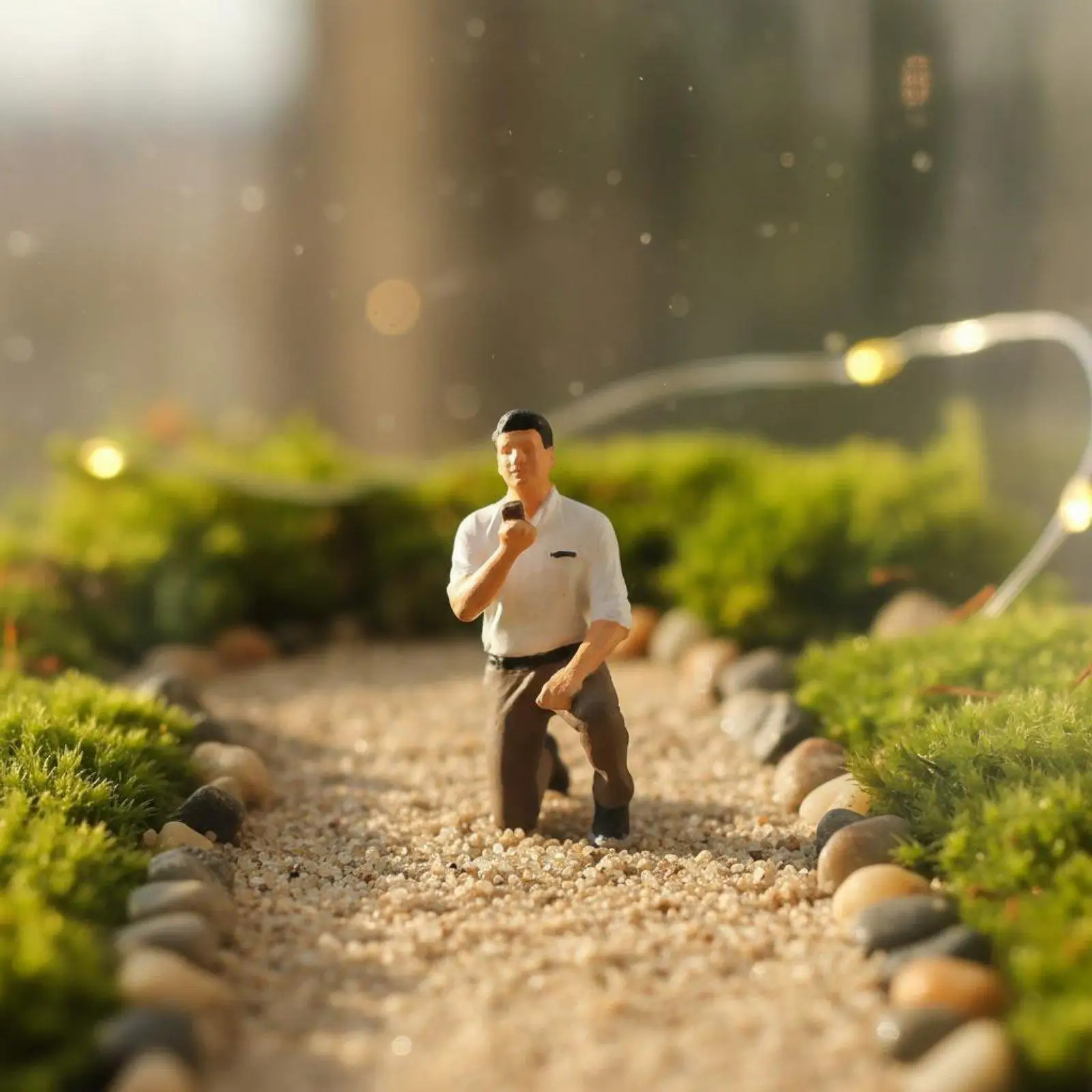 Realistic Resin Miniature Figure for Fairy Garden Decoration Romantic Couple Statue 1 87 Scale Desktop Display