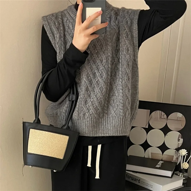 

New Laid-back Style Autumn Winter Collection Features Layer-and-layer Twisted Round-neck Knitted Women Loose Retro Sweater Vest