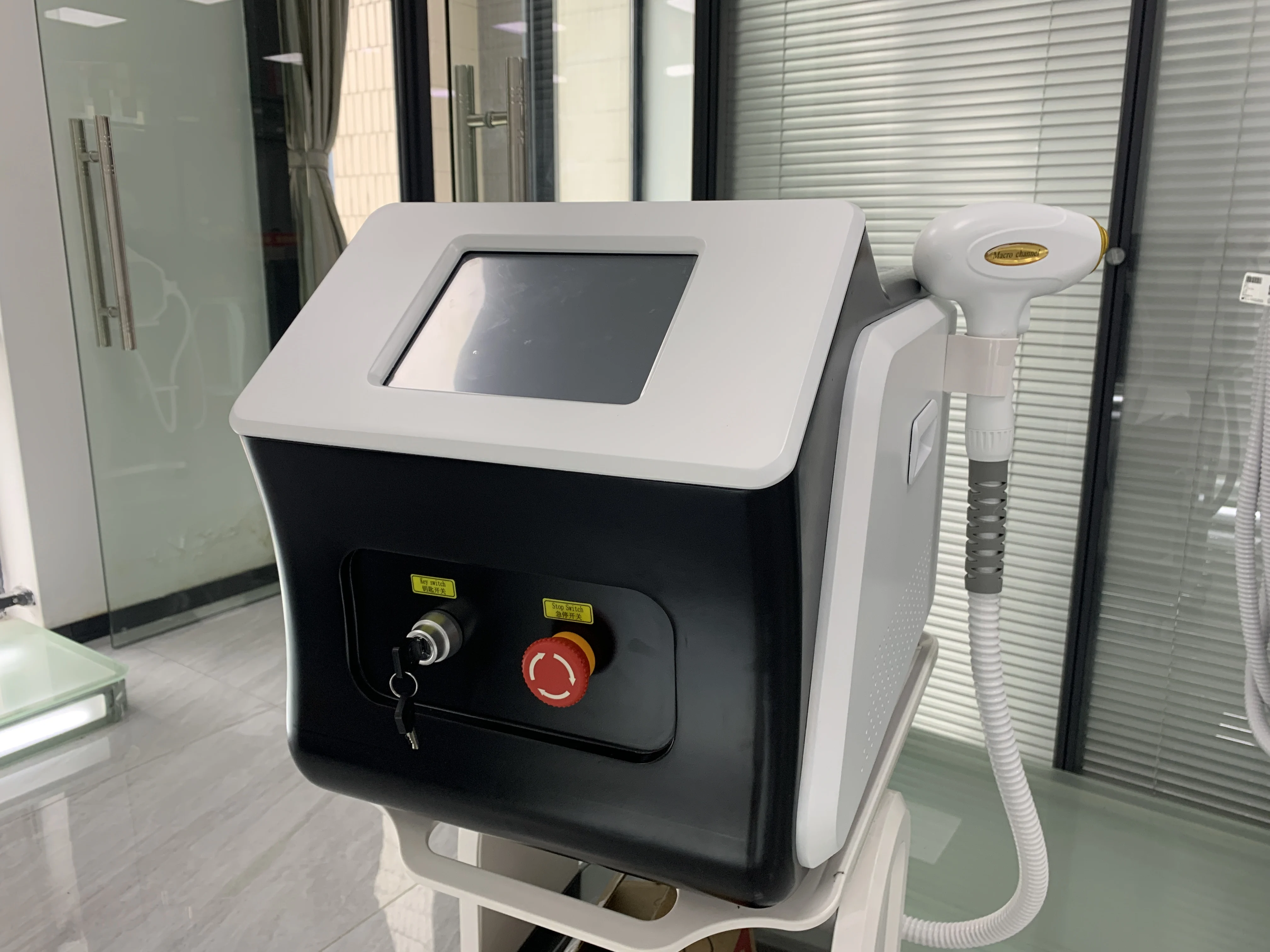 

2000W Diode Laser 755 808 1064nm Hair Removal Machine Painless Effetctive Remova For All Skin Treatment