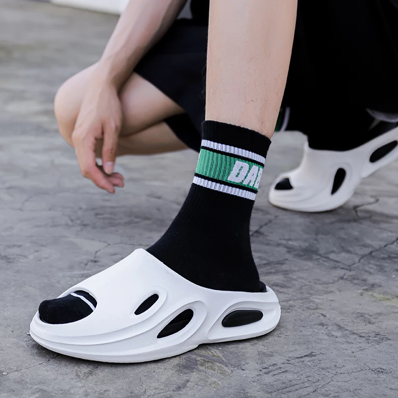 

Пара новых однотонных мужских тапочек, износостойких, нескользящих спортивных сандалий и тапочек для верхней одежды, удобная, простая и модная мужская обувь.