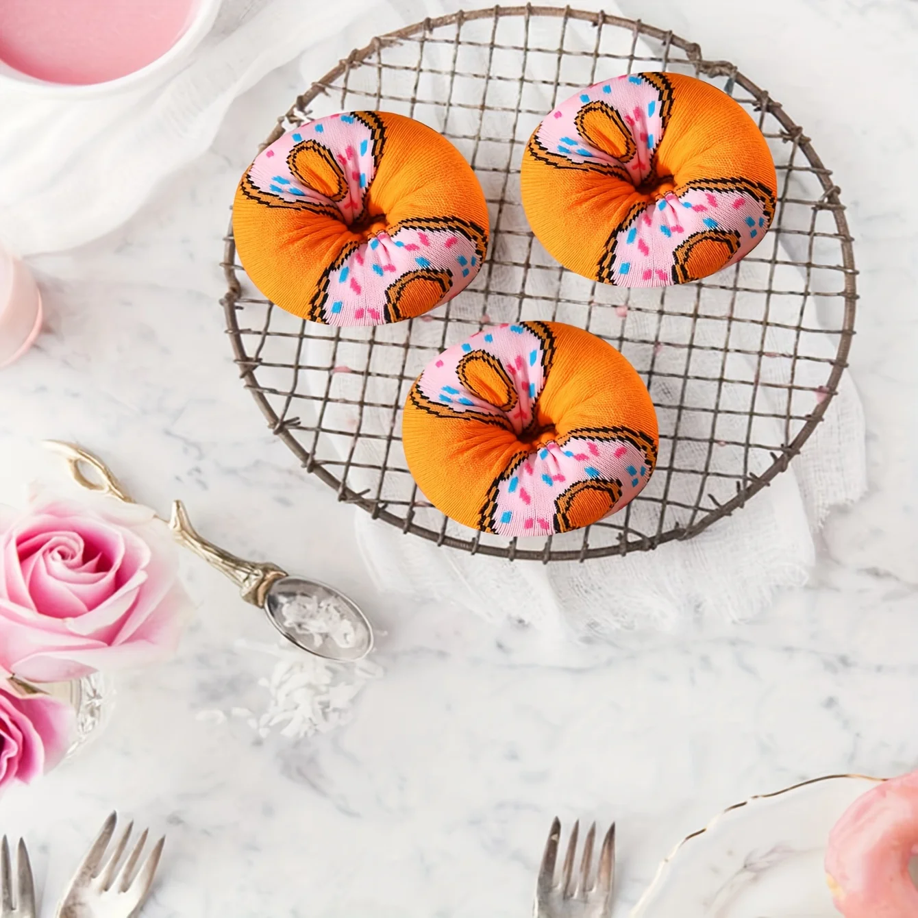 Un paio di calzini marea colorati con motivo A ciambella carino e per il tempo libero versatili adatti per i regali di san valentino di natale di