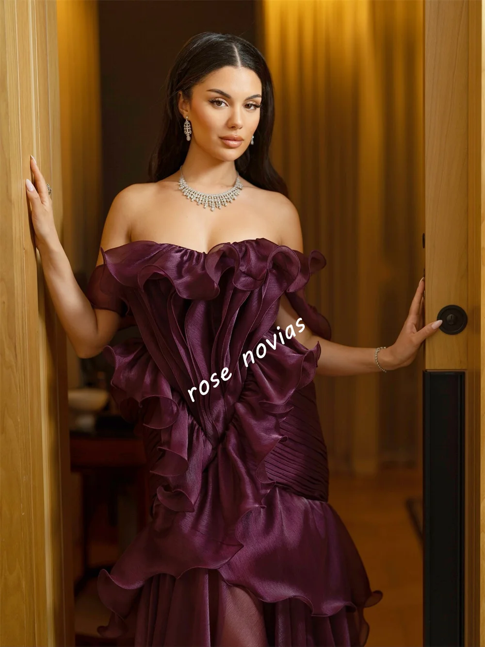 فستان سهرة بنفسجي أنيق عالي الجودة بطيات مكشكشة مخصصة خارج الكتف فساتين طويلة مناسبة مخصصة للحفلات الأنيقة