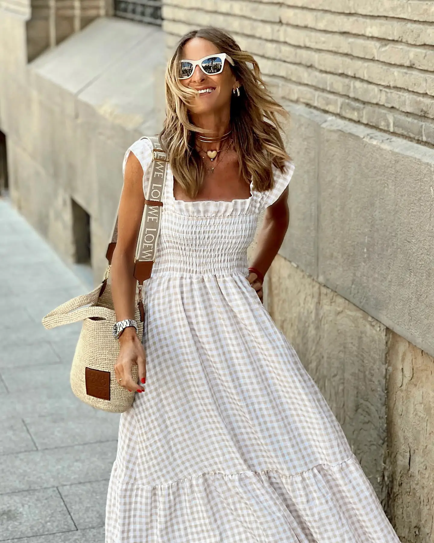 Vestido feminino solto de comprimento médio, sem mangas, gola quadrada, cintura alta, xadrez fluindo, verão