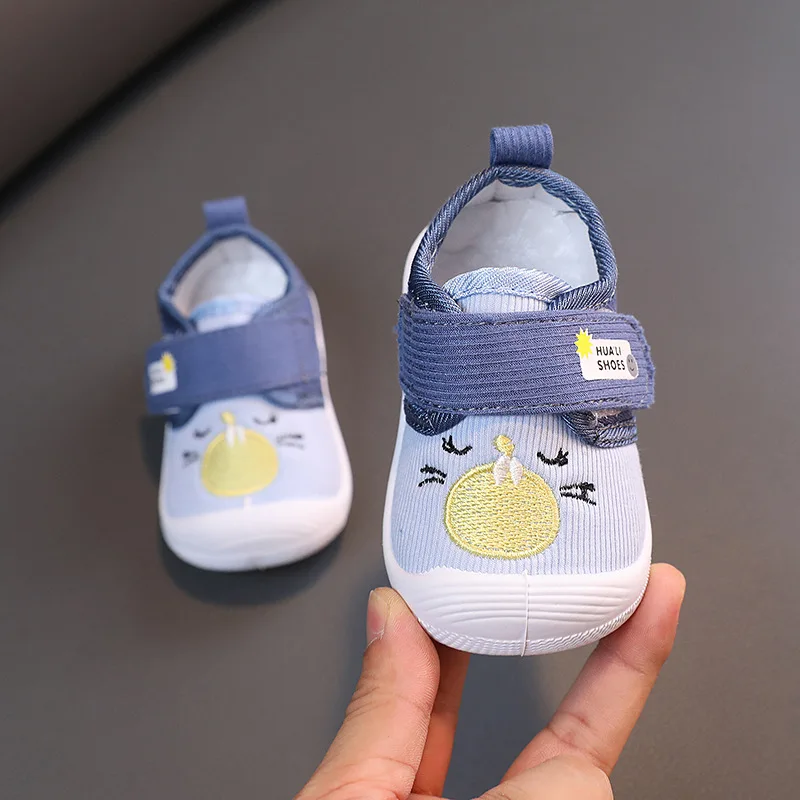 Zapatos de dibujos animados para bebé, zapatillas transpirables, suela suave, antideslizante, para cuna