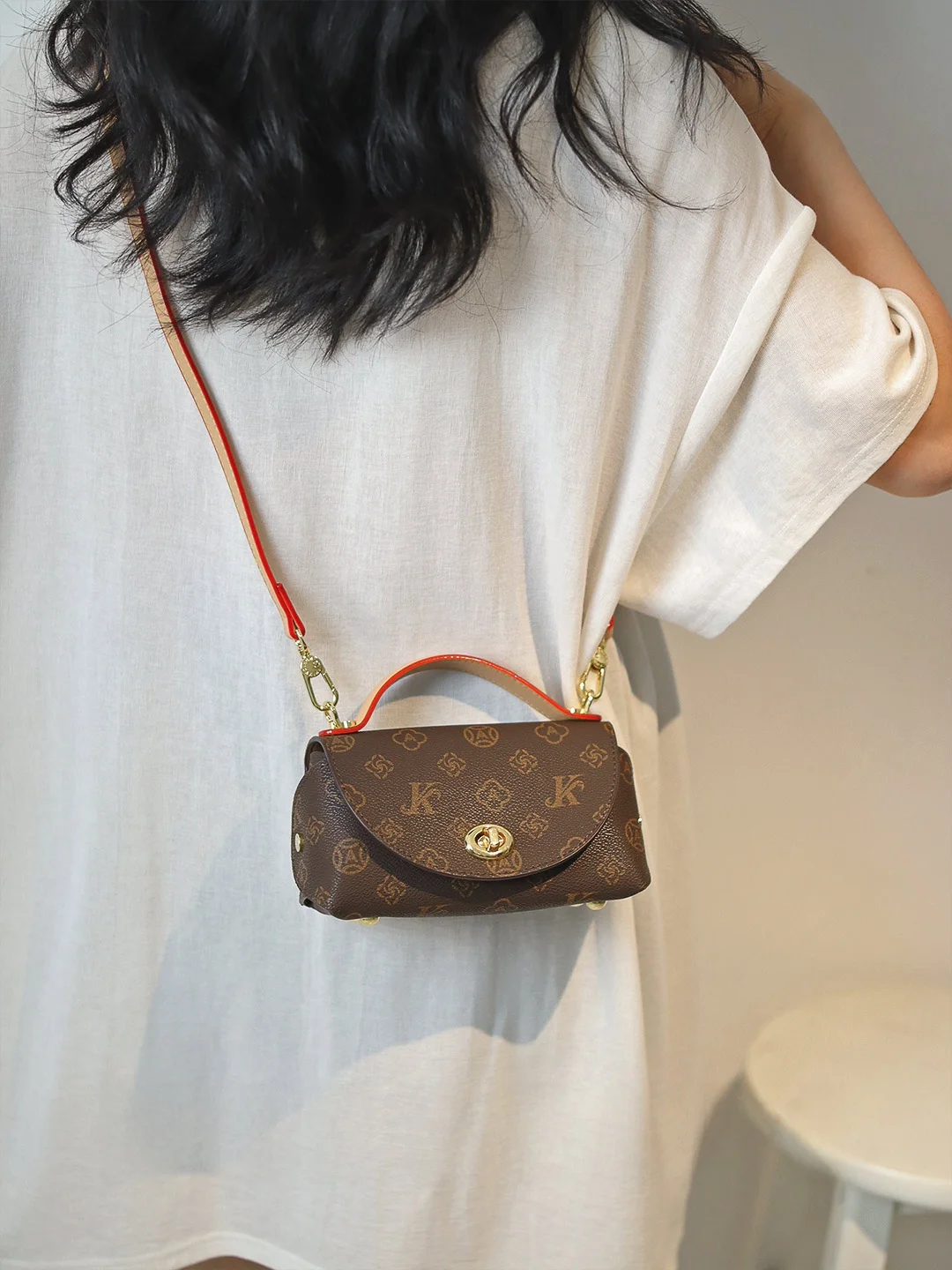 elegant-american-retro-style-women's-crossbody-bag-fashionable-unique-design-premium-leather-handbag-for-commuting