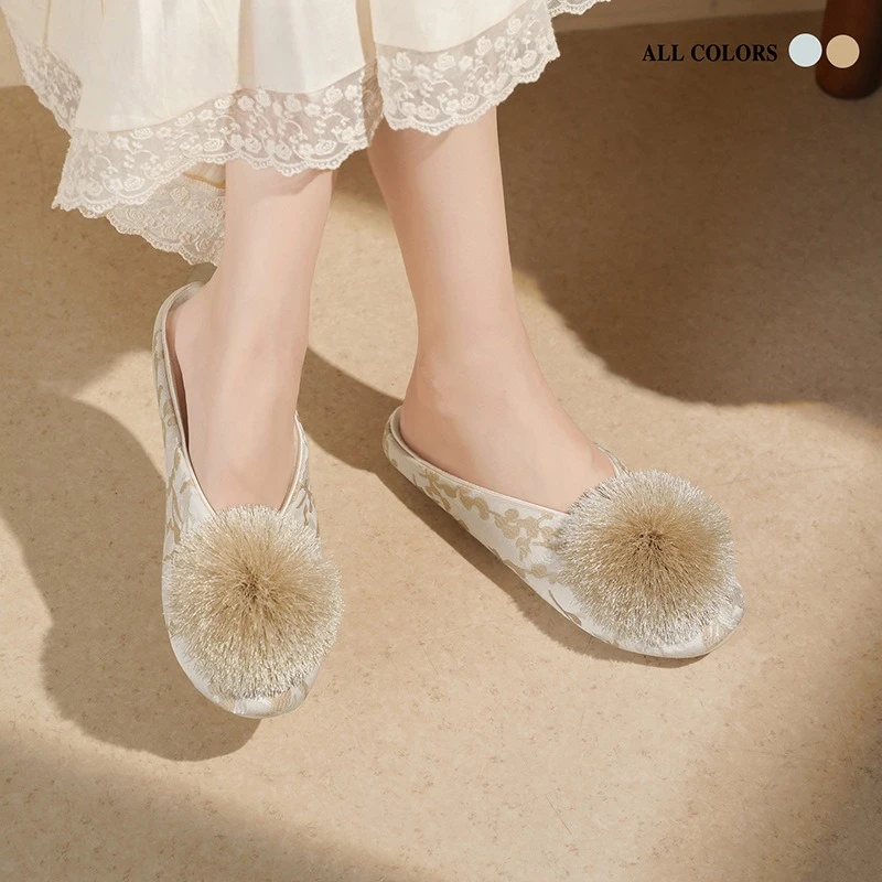 

Уютные теплые меховые тапочки с атласной вышивкой и большим декором помпона, идеально подходящие для домашнего отдыха и универсальные женские тапочки