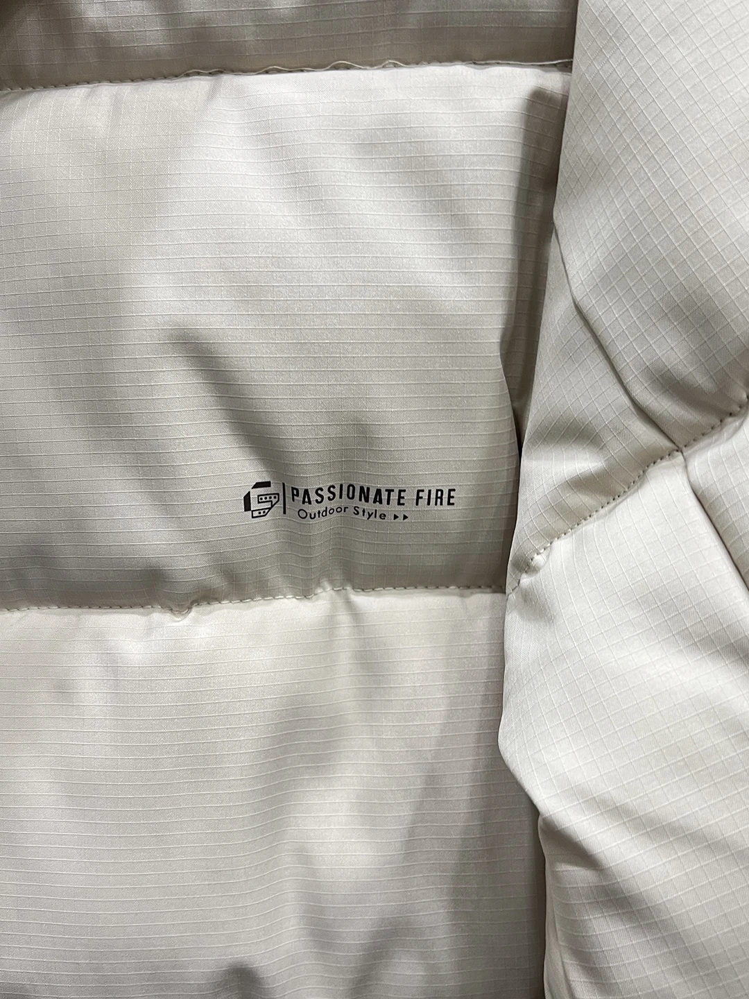 เสื้อแจ็คเก็ตผ้าฝ้ายมีฮู้ดลำลองสำหรับผู้ชาย ฤดูใบไม้ร่วง ฤดูหนาว เสื้อผ้าผ้าฝ้ายเย็บติดกันให้ความอบอุ่นสำหรับกิจกรรมกลางแจ้ง ทรงพอดีตัว แฟชั่นวัยรุ่น แขนยาว