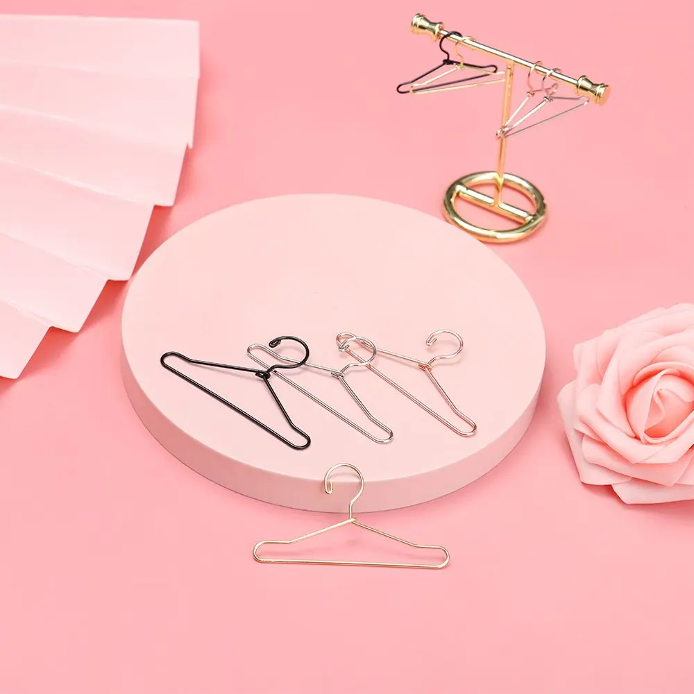 10 pz/set Cute Mini Hangers Metal Doll Dress Clothes Stand per Organizer abbigliamento per bambole appendini in miniatura decorazioni per casa delle bambole