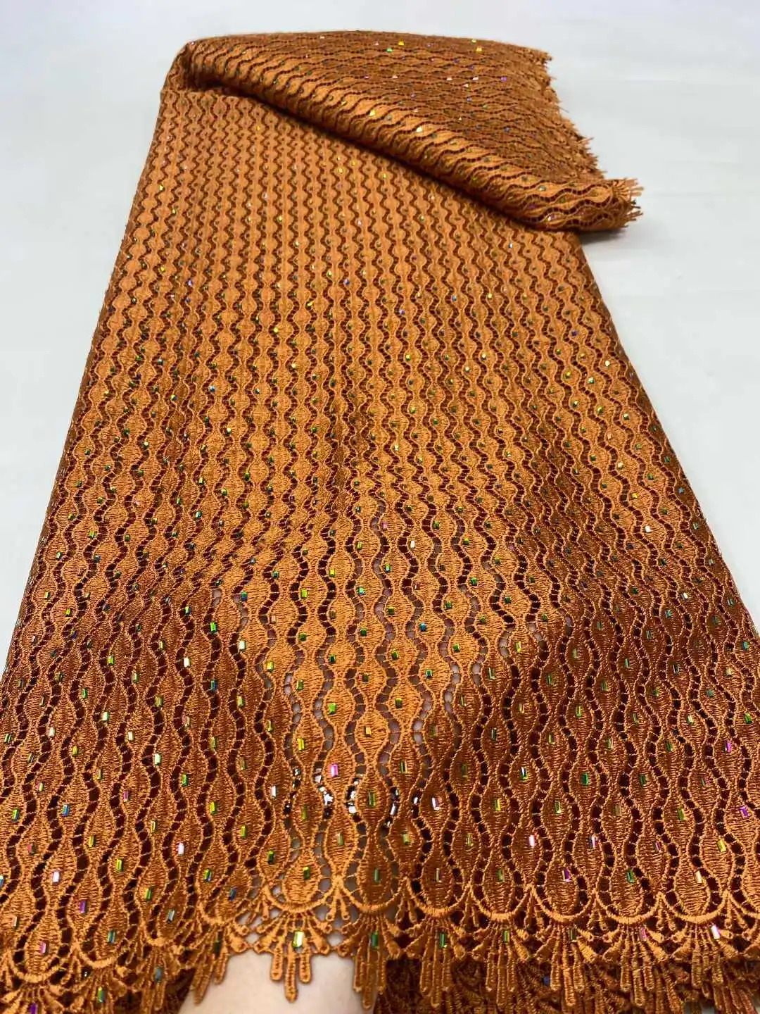 الحليب الأفريقي الحرير الحبل الدانتيل النسيج 2025 شمسيّة دانتيل عالية الجودة 5 ياردة النيجيري الفرنسي شبكة الدانتيل بالحجارة لخياطة فستان الزفاف