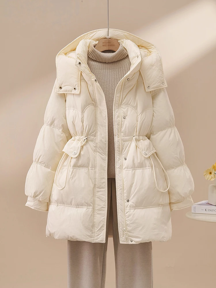 Piumino medio lungo con cappuccio da donna 2025 Inverno Nuova moda Vita restringente e dimagrante Cappotto caldo in piuma d'anatra spessa