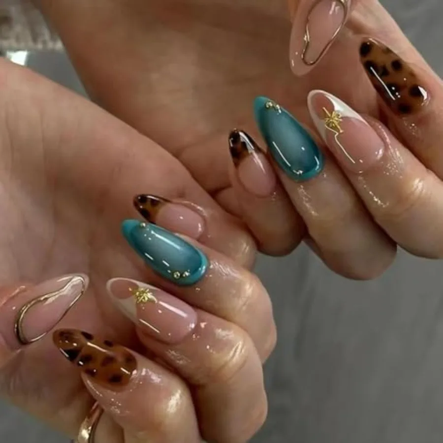 Retro Style Leopard Manicure Fake Nails for Women Medium Length Acrylic Press On Nails in Almond Shape 30Pcs Stick On Nails wit