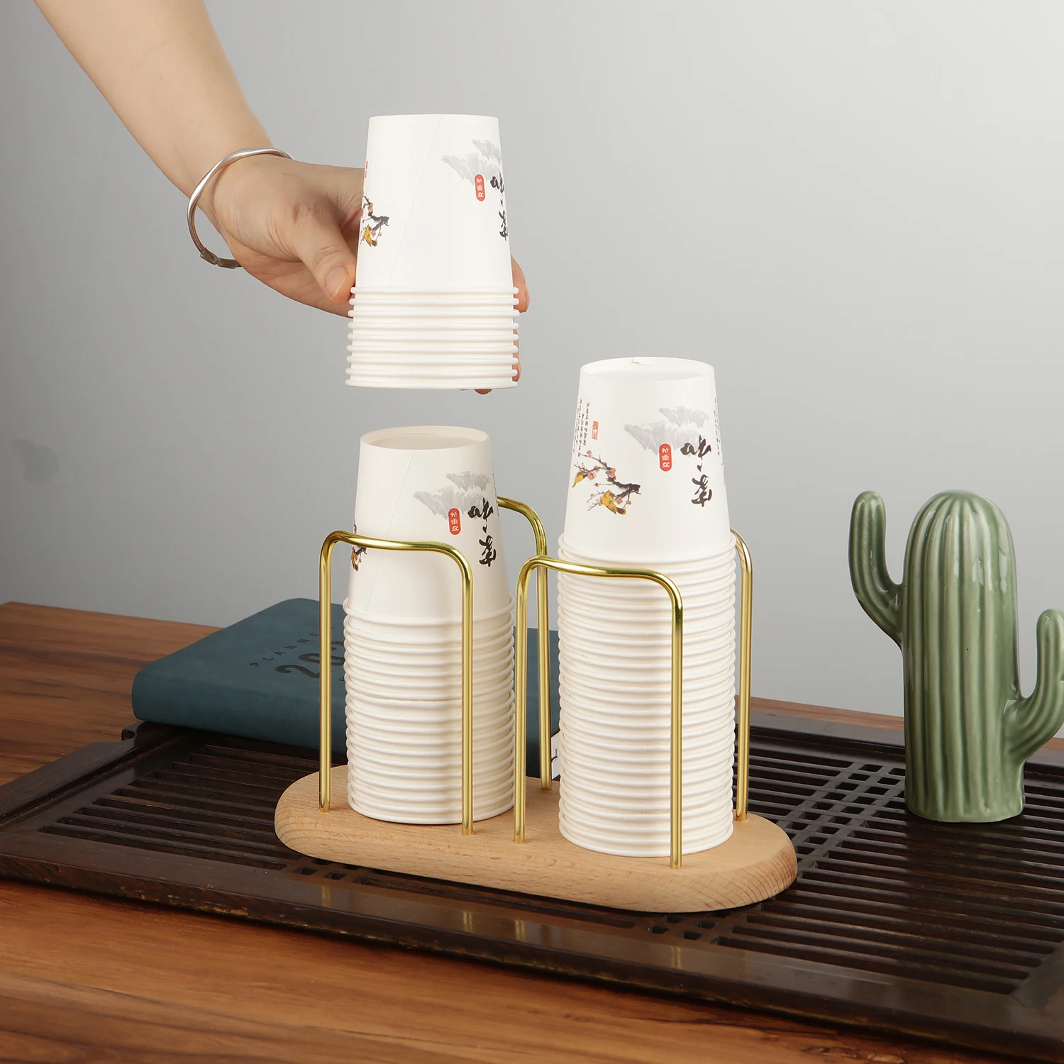 

Metal Disposable Cup Storage Holder Water Tea Cups Dispenser Rack Shelf with Wooden Base Mug Display Stand Home Organizer