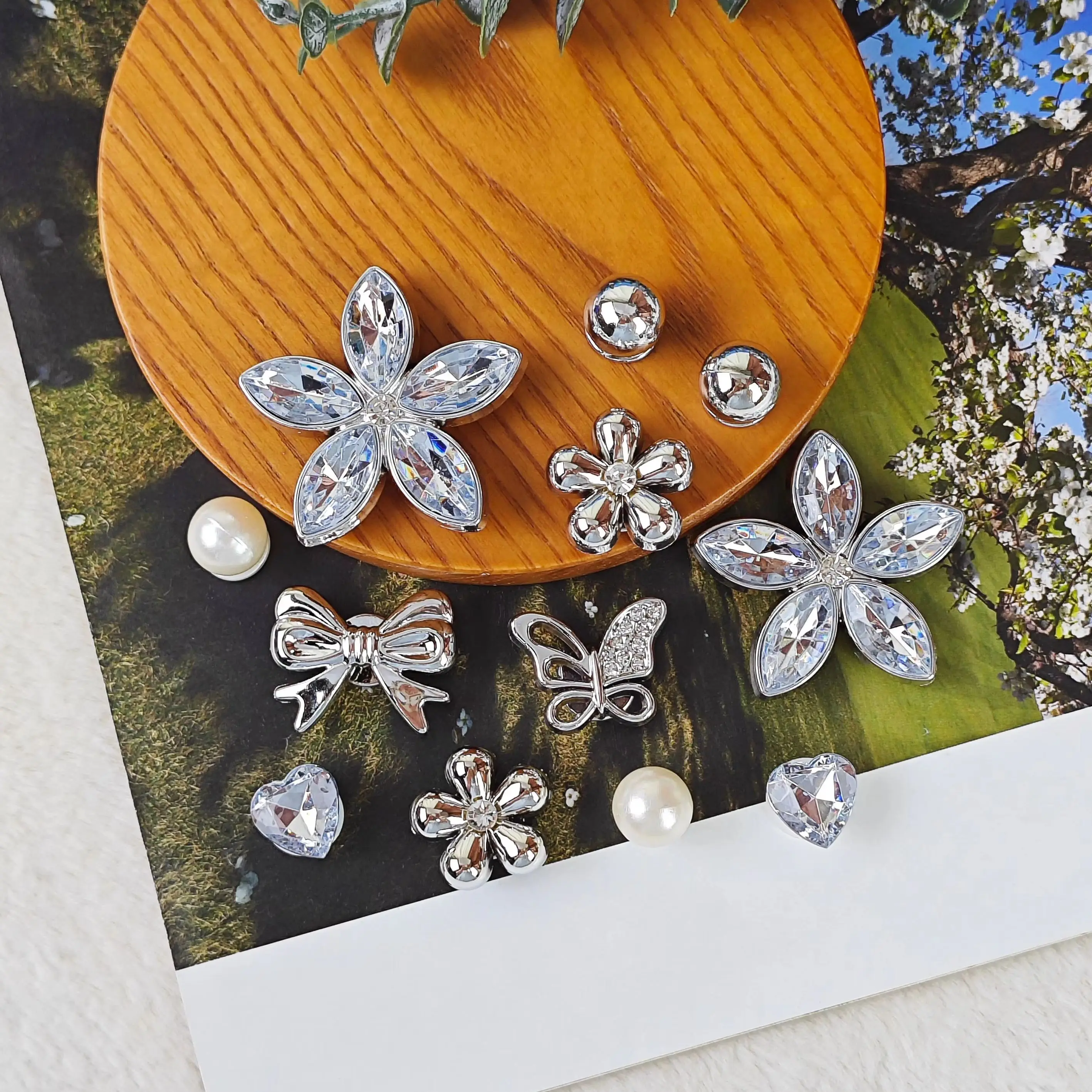 12Pcs DIY Shoe Decoration Charms Shiny Flowers, Bows, Butterflies, Heart-Shaped Rhinestone Decorative Buckles Non-Metallic Lightweight Material Y2K Fashion Versatile Cute Personality Accessories for Men and Women Suitable for Eva Beach Shoes, Sandals, Removable Shoe Decorations, Holiday Gifts