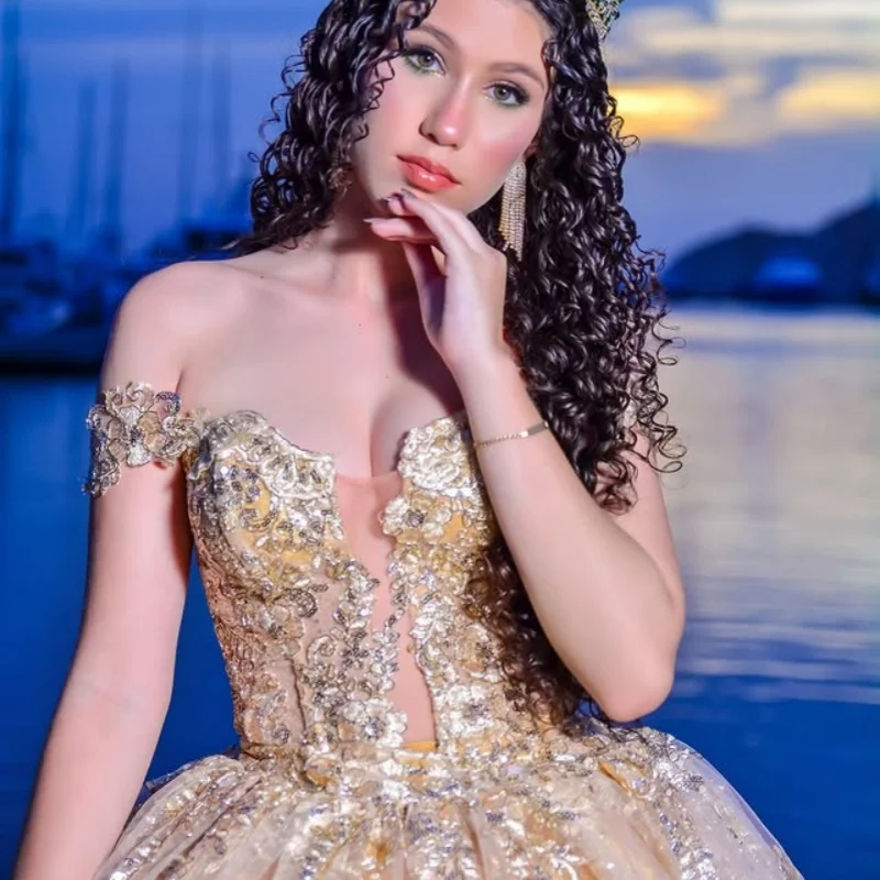 Maßgeschneiderte glänzende goldene Quinceanera-Kleider aus der Schulter, Kristall-Pailletten-Applikation, langer Schwanz, Tüll, Vestido 15, Quinceanera
