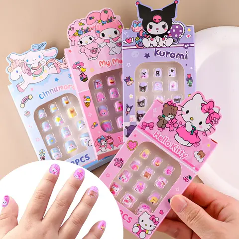 12Pcs 귀여운 Kuromi/멜로디/키티 키즈 짧은 사각형 거짓 손톱 핑크 퍼플 만화 Sanrio 아크릴 팁 소녀를위한 가짜 손톱에 누르기