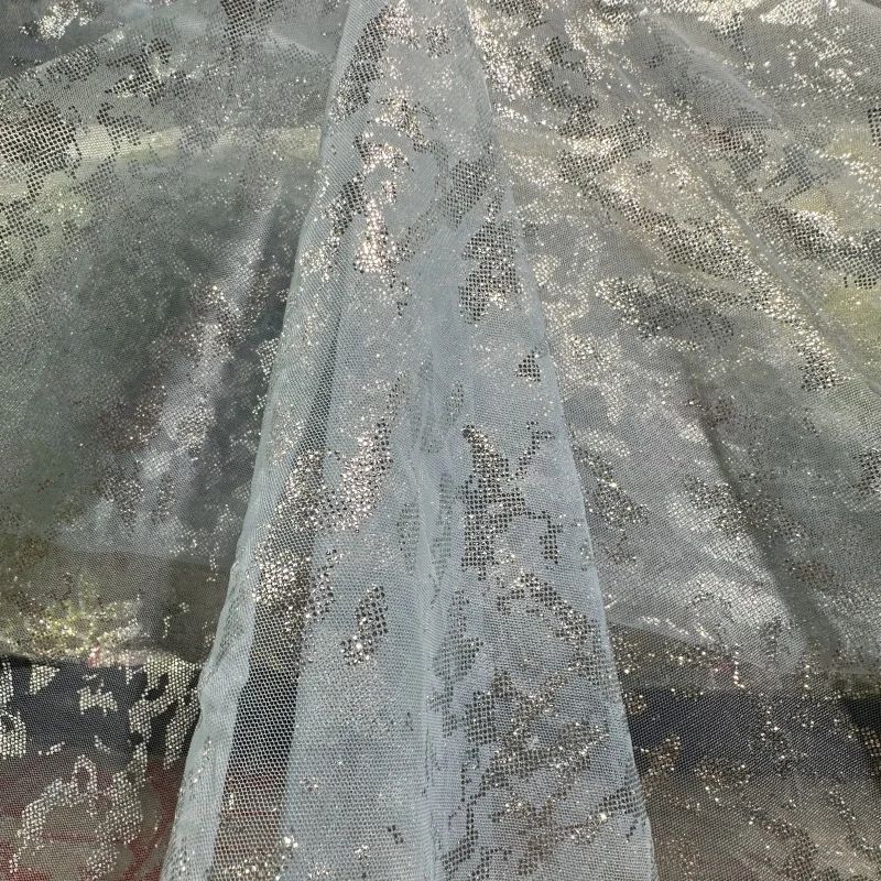 

Легкая карта цветок абстрактная бронзовая печать мягкое сетчатое платье ручной работы поверхность позолоченный фон композиция украшение сцены