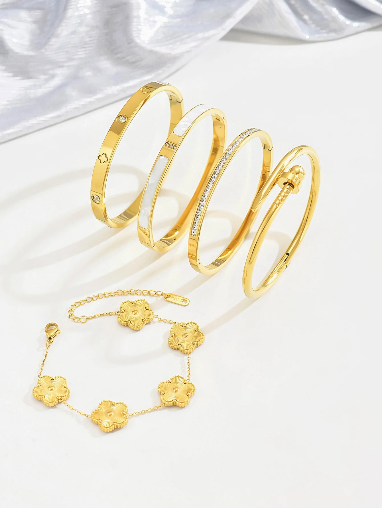 طقم ألماس ذهبي من الفولاذ المقاوم للصدأ سوار نسائي بأربع أوراق البرسيم، مجوهرات عصرية من الفولاذ المقاوم للصدأ، سوار على شكل زهرة بخمس أوراق
