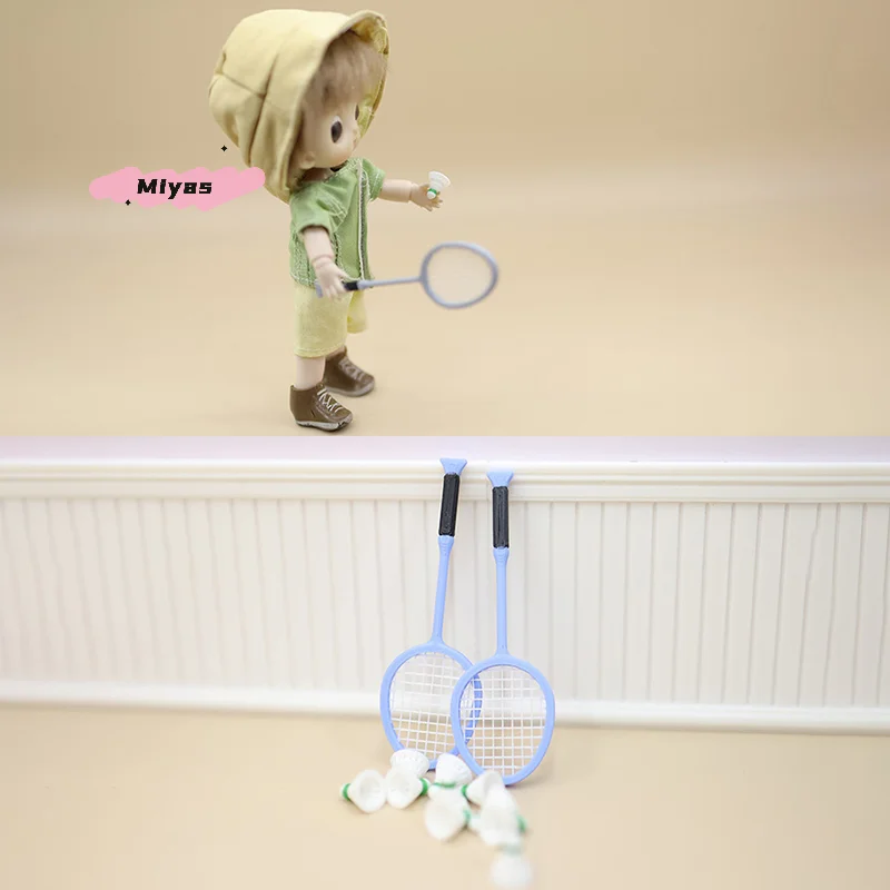 ชุดไม้แบดมินตันจิ๋ว 1 คู่ สำหรับตกแต่งฉากกีฬาในบ้านตุ๊กตาขนาด 1/12 ของเล่นจำลองสำหรับเล่นบทบาทสมมติในบ้านตุ๊กตา