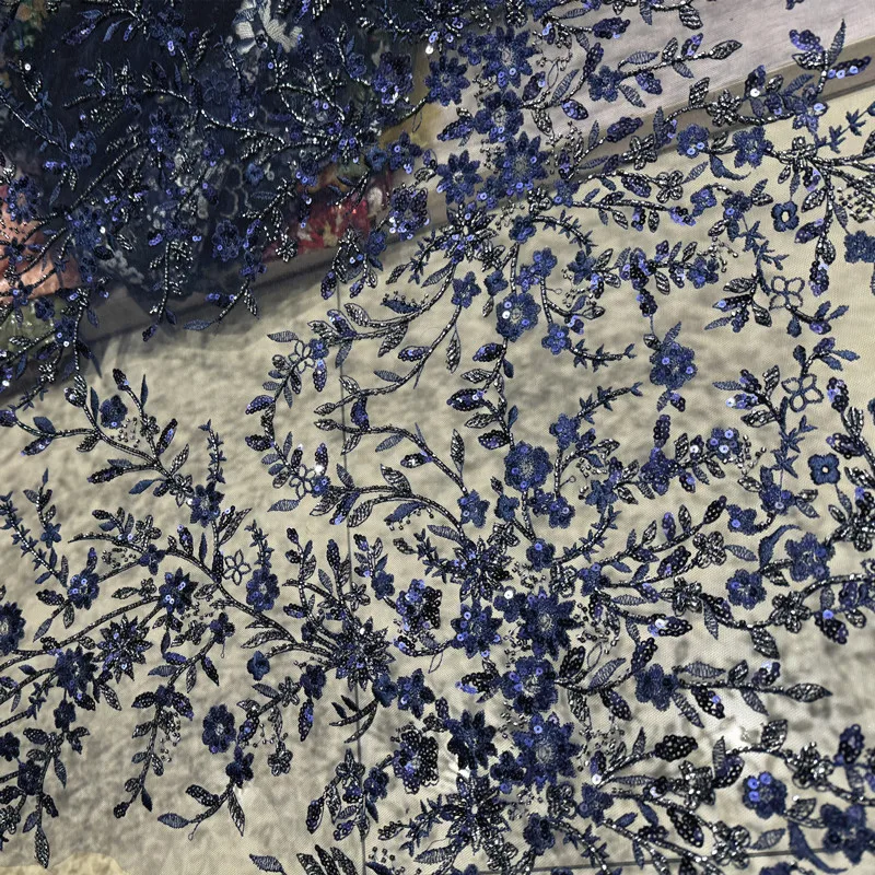 قماش مطرز بالدانتيل الراقية متعدد الألوان هو مادة مثالية لصنع فساتين الزفاف والعباءات وإكسسوارات الملابس