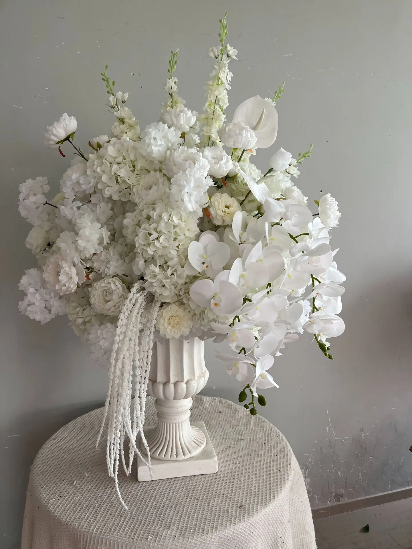 Großhandel Milchweiße Künstliche Hortensien-Blumenkugel Seiden-Pomander für Hochzeit Römische Säulen-Gang Schaufenster-Event-Dekoration – Detail 3