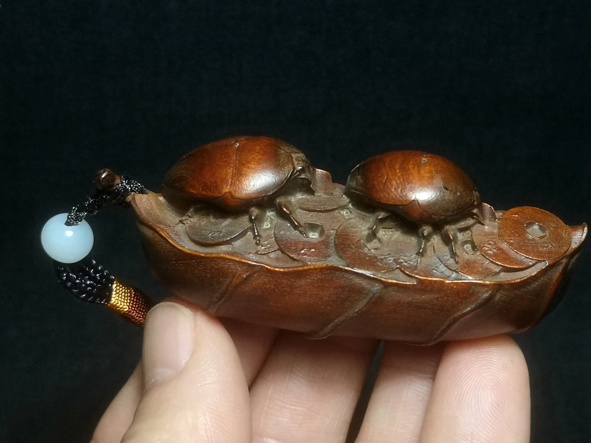 1919 Chinese Boxwood Hand Carved vivid  beetle bean coin figure statue netsuke Decoration Collection gift