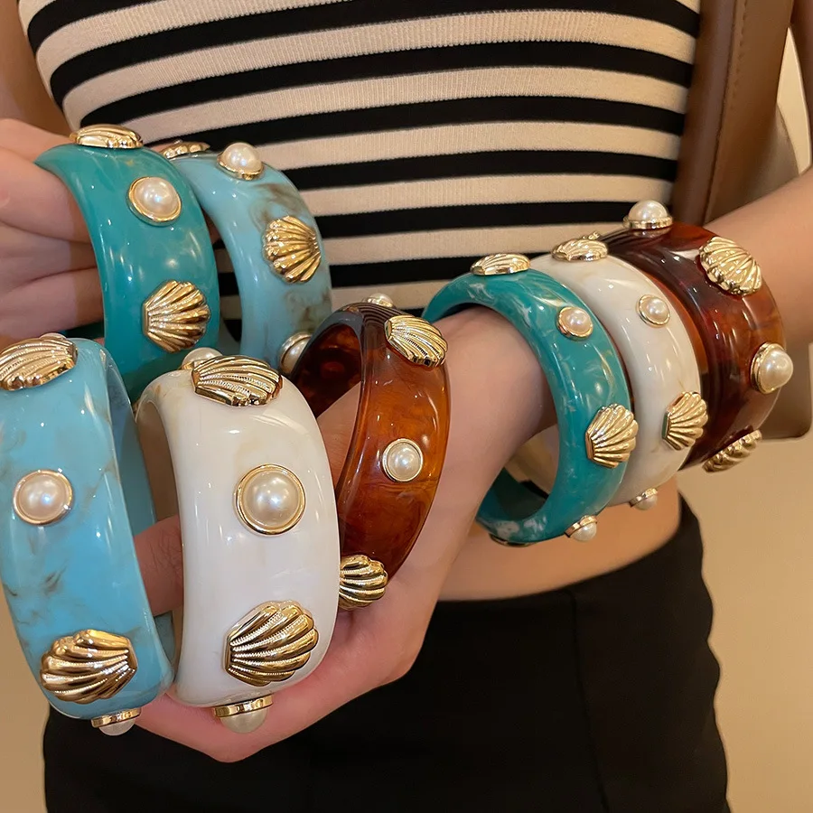 Vintage Round Smudging Acrylic Resin Bangles for Women Inlaid Metal Shell Imitation Pearl Wristbands Trendy Hip Hop Jewelry F