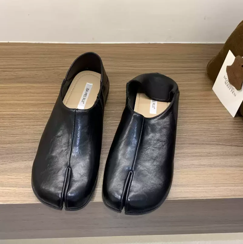 

Женские туфли-балетки без застежки с круглым носком, регулируемым ремешком на пряжке, однотонные, минималистичный дизайн