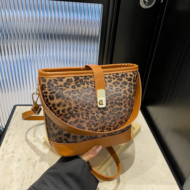 Fashion leopard print niche messenger bag casual portable bucket bag