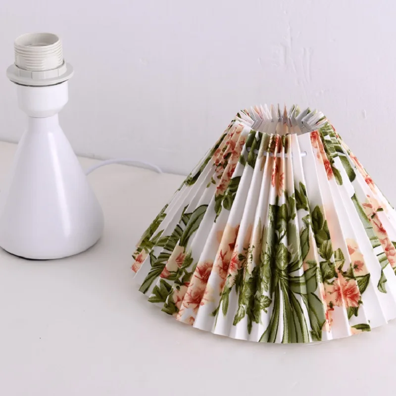 Lampada da tavolo moderna e creativa in tessuto nuovo, colore paralume, piccola lampada da tavolo, studio, camera da letto, soggiorno, ufficio, lampada da scrivania in ferro