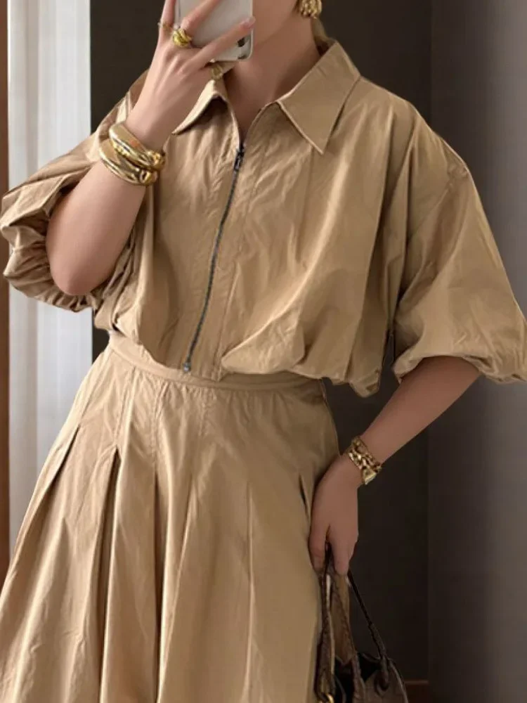 

Красивый женский элегантный костюм с короткими рукавами и плиссированной юбкой 2025 Женский летний шикарный повседневный костюм Модный топ на молнии Длинные юбки из 2 предметов